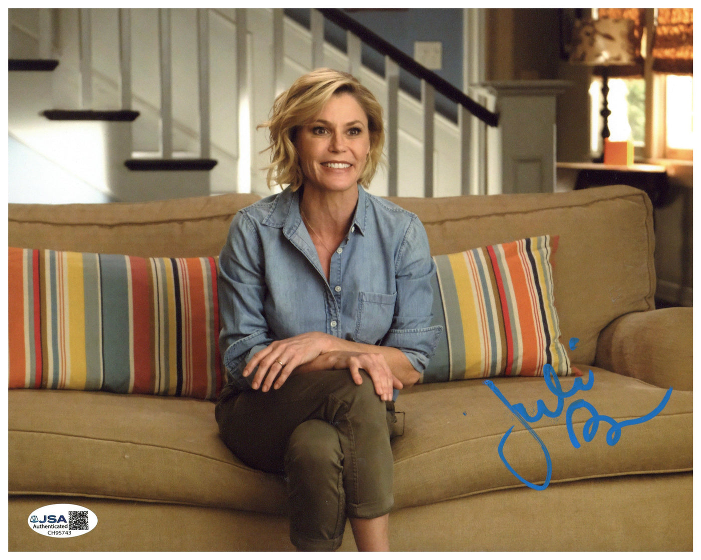 Julie Bowen Signed 8x10 Photo Modern Family Autographed JSA COA 2