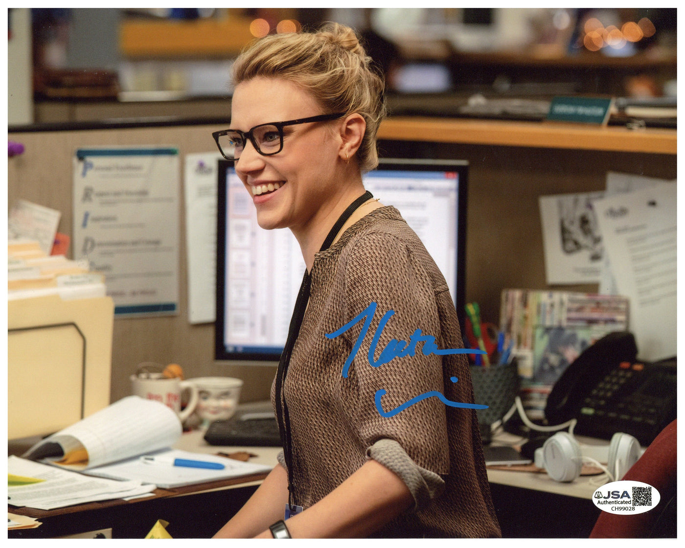 Kate McKinnon Signed 8x10 Photo Bombshell Autographed JSA COA