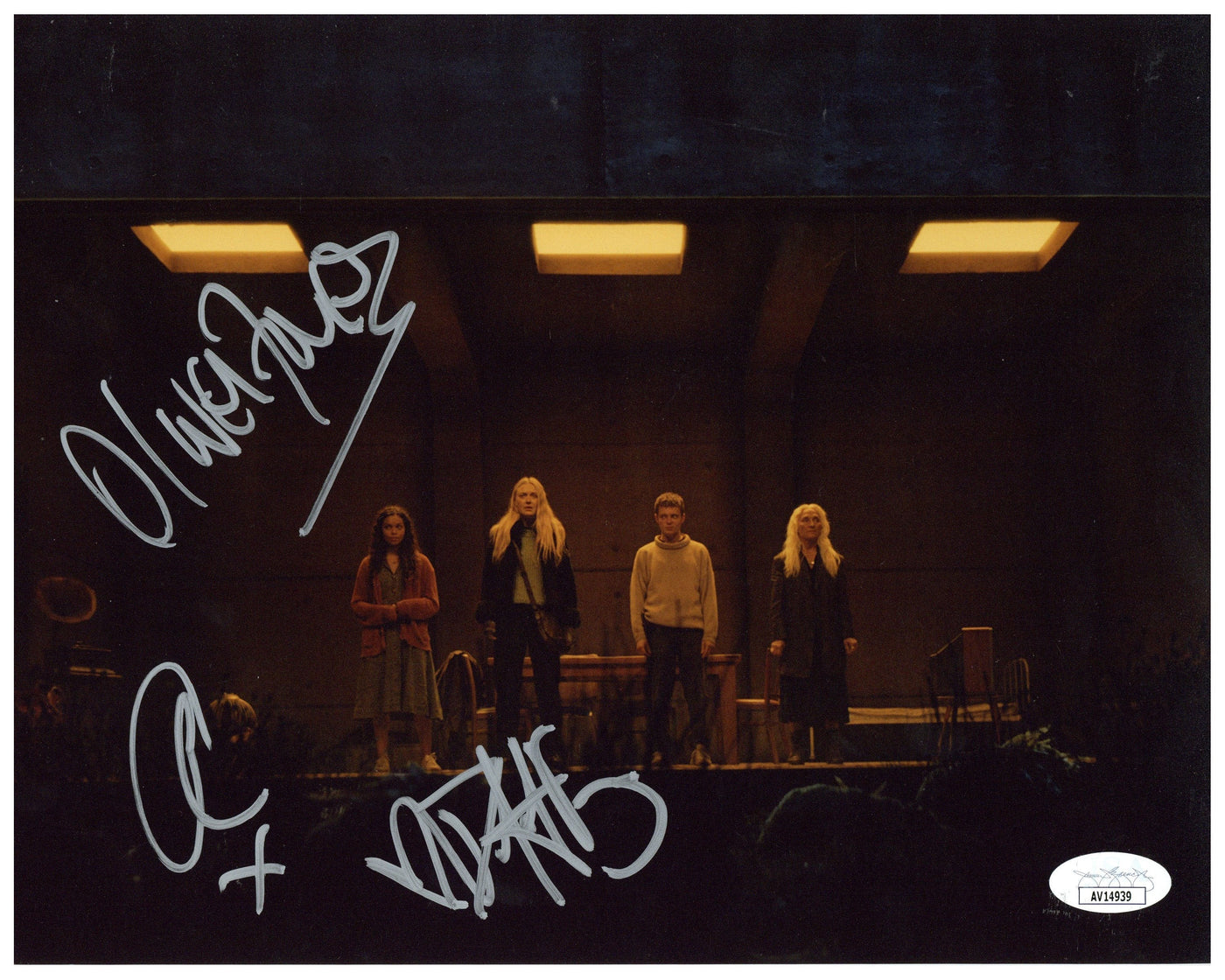 The Watchers Autographed 8x10 Cast Photo Dakota Fanning Signed JSA COA
