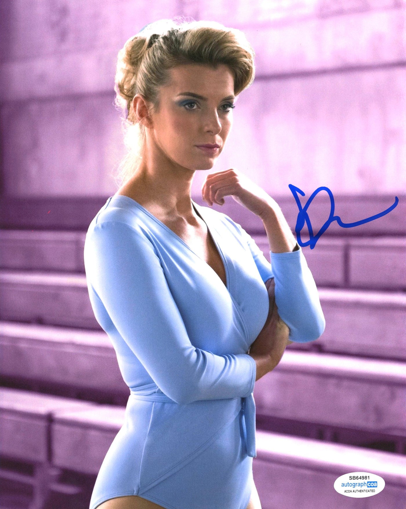 Betty Gilpin Signed 8x10 Photo Glow Debbie Eagan Autographed ACOA #3