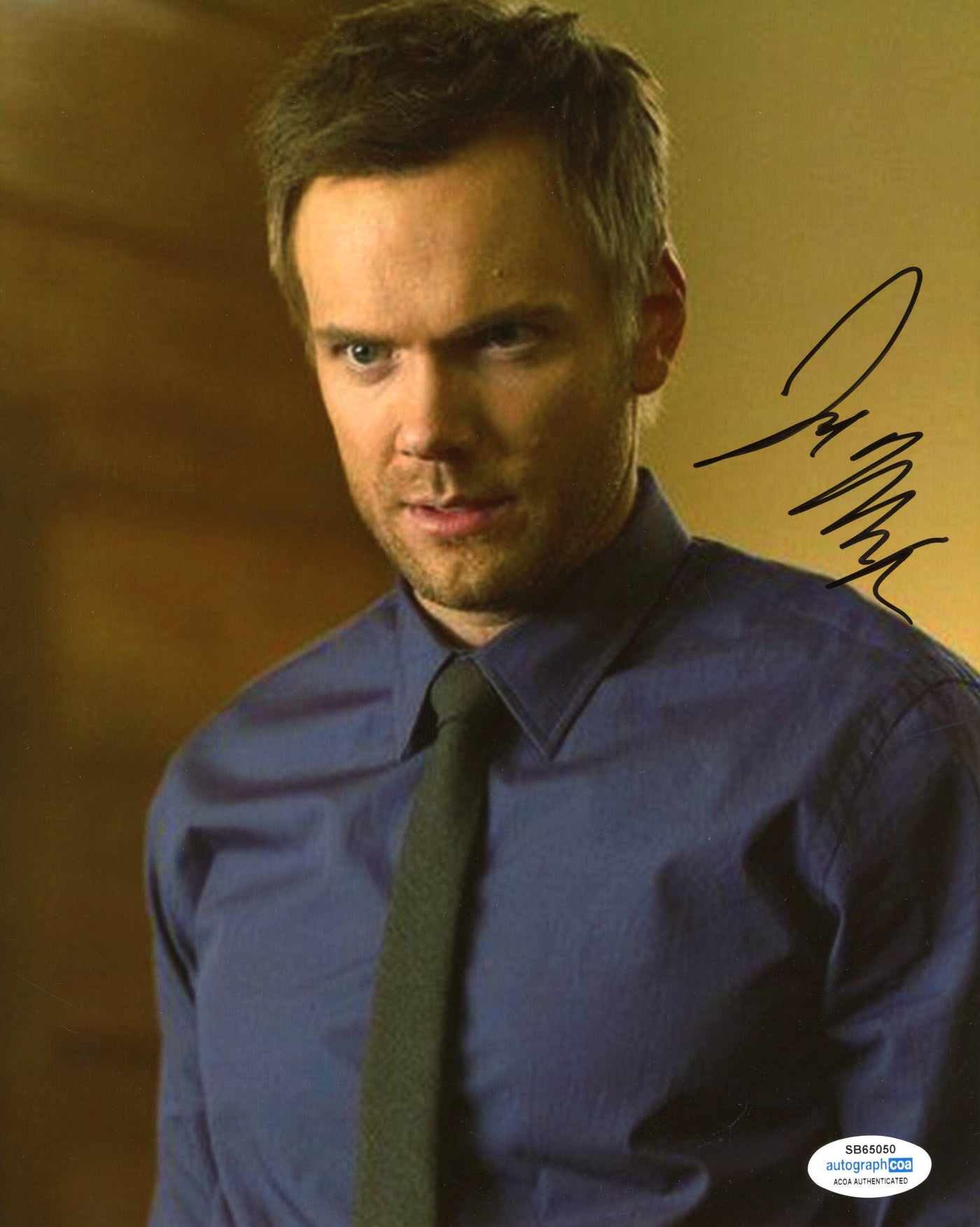 Joel McHale Signed 8x10 Photo Community Autographed ACOA